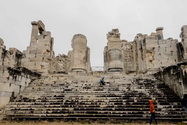 Turistas Visitam Ruínas Didyma Turquia Uma Impressionante Bem Preservada Coleção — Fotografia de Stock