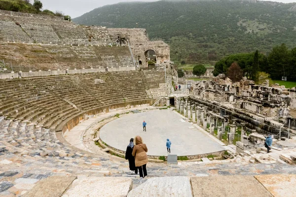 Los Turistas Visitan Éfeso Turquía Impresionante Sitio Arqueológico Que Ofrece — Foto de Stock