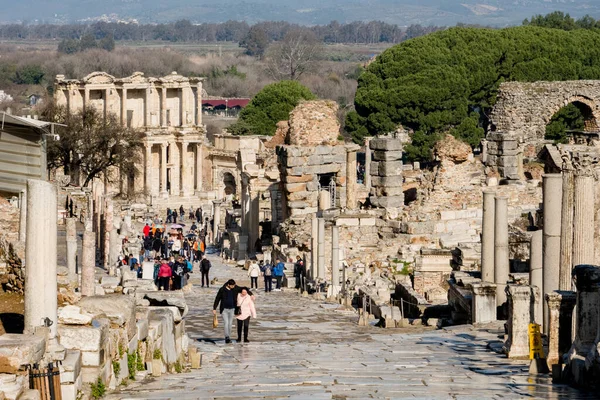 土耳其以弗所的塞尔索斯图书馆是一座宏伟的标志性建筑 展示了古代罗马人令人印象深刻的建筑和工程技术 游客们会惊叹于美丽的立面 宏伟的入口和前厅 — 图库照片