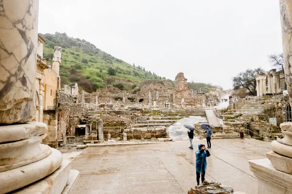 Turisti Visitano Efeso Turchia Sito Archeologico Mozzafiato Che Offre Uno — Foto Stock