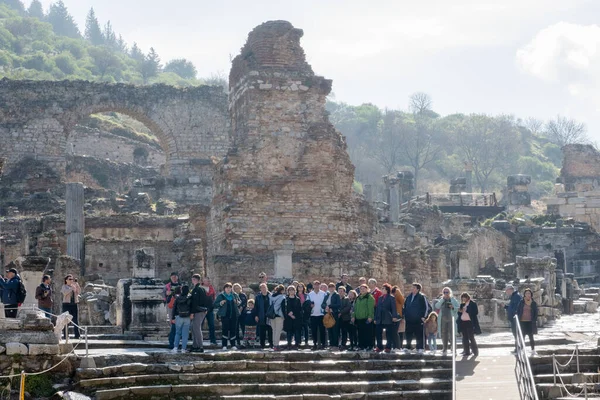 位于土耳其以弗所的塞尔索斯图书馆前的游客 这是一座宏伟的标志性建筑 展示了古代罗马人令人印象深刻的建筑和工程技术 参观这个美丽的立面 宏伟的入口 游客们都会赞叹不已 — 图库照片