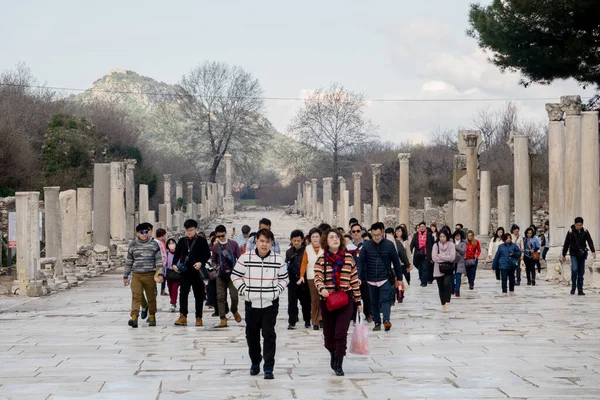 游客们参观了土耳其的以弗所 这是一个令人叹为观止的考古遗址 提供了古代城市丰富的历史和文化的一瞥 游客们可以参观保存完好的遗址 包括令人赞叹的凯尔特人图书馆 阿耳特弥斯神殿 — 图库照片