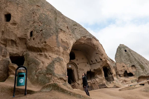 カッパドキアは 避難所や保護の形として初期のキリスト教のコミュニティによって柔らかい火山岩に刻まれたユニークな山の洞窟の家で有名です これらの洞窟の家は現在も居住しており 訪問者に垣間見ることができます — ストック写真