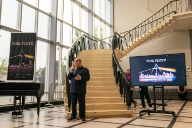 TORONONONONTO, ONTARIO, CANADAS - 15 Haziran 2023: Aubrey Powell Pink Floyd 'da konuşuyor - Ölümlü Kalıntıları Sergisi