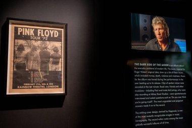 TORONONONONTO, ONTARIO, CANADAS - 15 Haziran 2023: Pink Floyd 'da objeler ve video görüntüleme - Ölümcül Kalıntıları Sergisi.