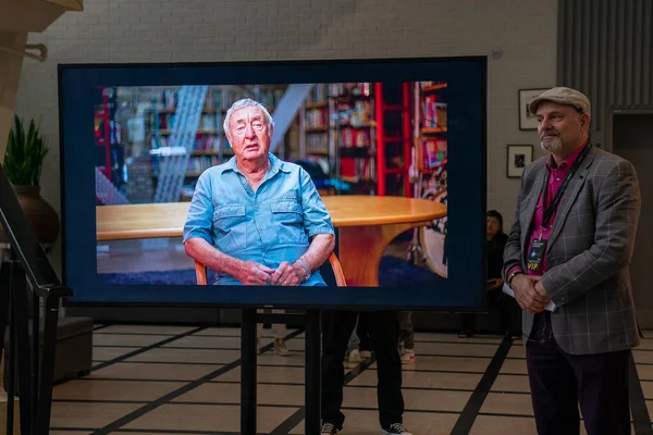 Toronto Ontario Canadas Kesäkuu 2023 Nick Mason Puhuu Videoviestin Kautta — kuvapankkivalokuva