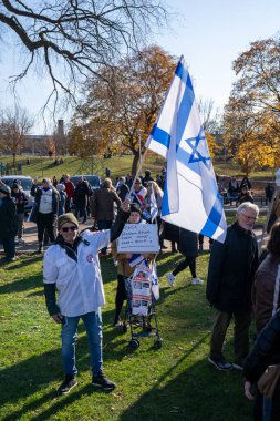 UJA (Birleşik Yahudi Temyiz Topluluğu) Rehineler İçin Dayanışma Yürüyüşü 12 Kasım 2023 'te Toronto' da parkı, dayanışma pankartlarının arka planına karşı kolektif empati odağı haline getirdi.
