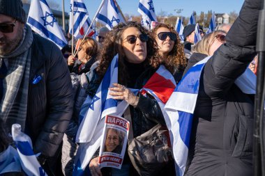 UJA (Birleşik Yahudi Temyiz Topluluğu) Rehineler İçin Dayanışma Yürüyüşü 12 Kasım 2023 'te Toronto' da parkı, dayanışma pankartlarının arka planına karşı kolektif empati odağı haline getirdi.