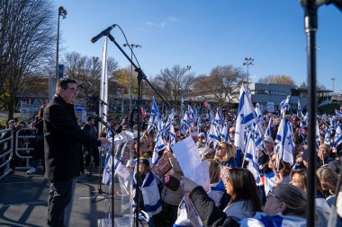 UJA (Birleşik Yahudi Temyiz Topluluğu) Rehineler İçin Dayanışma Yürüyüşü 12 Kasım 2023 'te Toronto' da parkı, dayanışma pankartlarının arka planına karşı kolektif empati odağı haline getirdi.