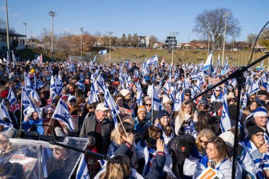 UJA (Birleşik Yahudi Temyiz Topluluğu) Rehineler İçin Dayanışma Yürüyüşü 12 Kasım 2023 'te Toronto' da parkı, dayanışma pankartlarının arka planına karşı kolektif empati odağı haline getirdi.