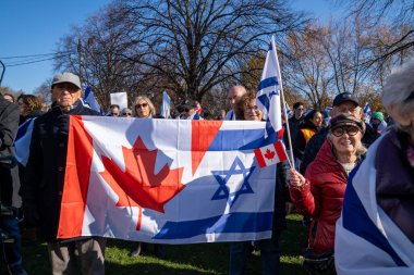 UJA (Birleşik Yahudi Temyiz Topluluğu) Rehineler İçin Dayanışma Yürüyüşü 12 Kasım 2023 'te Toronto' da parkı, dayanışma pankartlarının arka planına karşı kolektif empati odağı haline getirdi.