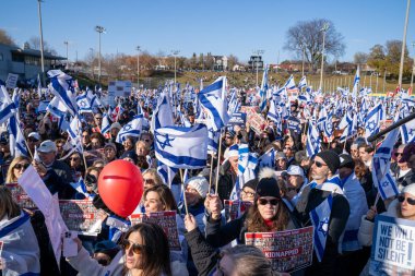 UJA (Birleşik Yahudi Temyiz Topluluğu) Rehineler İçin Dayanışma Yürüyüşü 12 Kasım 2023 'te Toronto' da parkı, dayanışma pankartlarının arka planına karşı kolektif empati odağı haline getirdi.