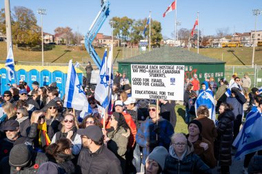UJA (Birleşik Yahudi Temyiz Topluluğu) Rehineler İçin Dayanışma Yürüyüşü 12 Kasım 2023 'te Toronto' da parkı, dayanışma pankartlarının arka planına karşı kolektif empati odağı haline getirdi.