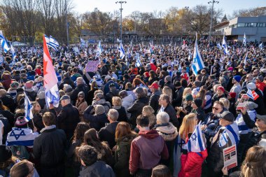UJA (Birleşik Yahudi Temyiz Topluluğu) Rehineler İçin Dayanışma Yürüyüşü 12 Kasım 2023 'te Toronto' da parkı, dayanışma pankartlarının arka planına karşı kolektif empati odağı haline getirdi.