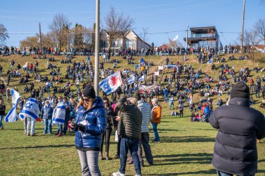 UJA (Birleşik Yahudi Temyiz Topluluğu) Rehineler İçin Dayanışma Yürüyüşü 12 Kasım 2023 'te Toronto' da parkı, dayanışma pankartlarının arka planına karşı kolektif empati odağı haline getirdi.