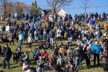 UJA (Birleşik Yahudi Temyiz Topluluğu) Rehineler İçin Dayanışma Yürüyüşü 12 Kasım 2023 'te Toronto' da parkı, dayanışma pankartlarının arka planına karşı kolektif empati odağı haline getirdi.