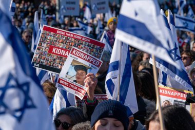 UJA (Birleşik Yahudi Temyiz Topluluğu) Rehineler İçin Dayanışma Yürüyüşü 12 Kasım 2023 'te Toronto' da parkı, dayanışma pankartlarının arka planına karşı kolektif empati odağı haline getirdi.