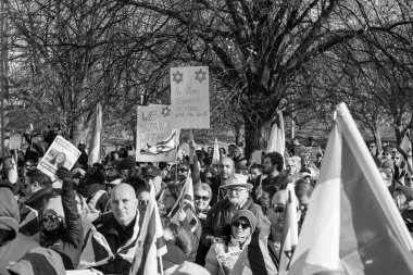 UJA (Birleşik Yahudi Temyiz Topluluğu) Rehineler İçin Dayanışma Yürüyüşü 12 Kasım 2023 'te Toronto' da parkı, dayanışma pankartlarının arka planına karşı kolektif empati odağı haline getirdi.