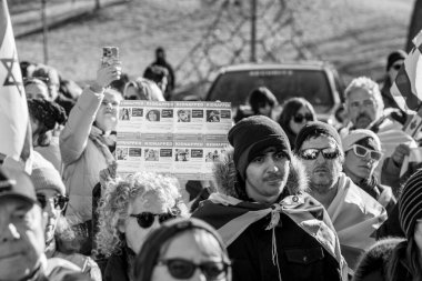 UJA (Birleşik Yahudi Temyiz Topluluğu) Rehineler İçin Dayanışma Yürüyüşü 12 Kasım 2023 'te Toronto' da parkı, dayanışma pankartlarının arka planına karşı kolektif empati odağı haline getirdi.