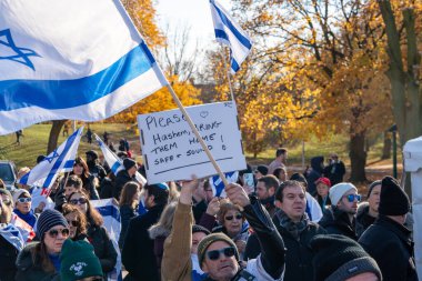 UJA (Birleşik Yahudi Temyiz Topluluğu) Rehineler İçin Dayanışma Yürüyüşü 12 Kasım 2023 'te Toronto' da parkı, dayanışma pankartlarının arka planına karşı kolektif empati odağı haline getirdi.