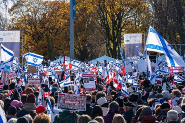 UJA (Birleşik Yahudi Temyiz Topluluğu) Rehineler İçin Dayanışma Yürüyüşü 12 Kasım 2023 'te Toronto' da parkı, dayanışma pankartlarının arka planına karşı kolektif empati odağı haline getirdi.