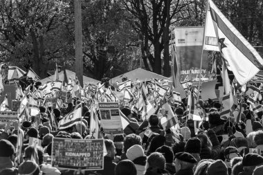 UJA (Birleşik Yahudi Temyiz Topluluğu) Rehineler İçin Dayanışma Yürüyüşü 12 Kasım 2023 'te Toronto' da parkı, dayanışma pankartlarının arka planına karşı kolektif empati odağı haline getirdi.