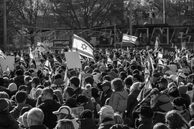 UJA (Birleşik Yahudi Temyiz Topluluğu) Rehineler İçin Dayanışma Yürüyüşü 12 Kasım 2023 'te Toronto' da parkı, dayanışma pankartlarının arka planına karşı kolektif empati odağı haline getirdi.