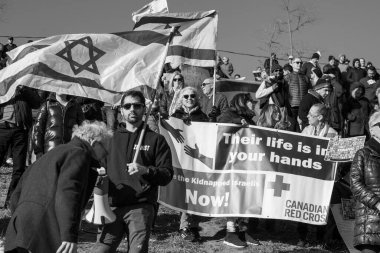 UJA (Birleşik Yahudi Temyiz Topluluğu) Rehineler İçin Dayanışma Yürüyüşü 12 Kasım 2023 'te Toronto' da parkı, dayanışma pankartlarının arka planına karşı kolektif empati odağı haline getirdi.