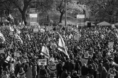 UJA (Birleşik Yahudi Temyiz Topluluğu) Rehineler İçin Dayanışma Yürüyüşü 12 Kasım 2023 'te Toronto' da parkı, dayanışma pankartlarının arka planına karşı kolektif empati odağı haline getirdi.