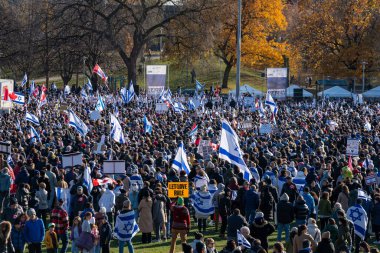 UJA (Birleşik Yahudi Temyiz Topluluğu) Rehineler İçin Dayanışma Yürüyüşü 12 Kasım 2023 'te Toronto' da parkı, dayanışma pankartlarının arka planına karşı kolektif empati odağı haline getirdi.