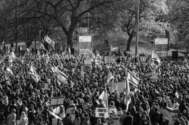 UJA (Birleşik Yahudi Temyiz Topluluğu) Rehineler İçin Dayanışma Yürüyüşü 12 Kasım 2023 'te Toronto' da parkı, dayanışma pankartlarının arka planına karşı kolektif empati odağı haline getirdi.