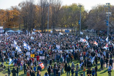 UJA (Birleşik Yahudi Temyiz Topluluğu) Rehineler İçin Dayanışma Yürüyüşü 12 Kasım 2023 'te Toronto' da parkı, dayanışma pankartlarının arka planına karşı kolektif empati odağı haline getirdi.