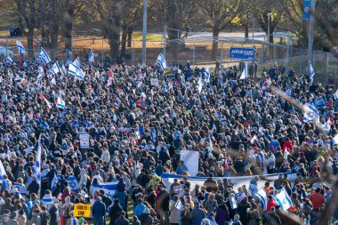 UJA (Birleşik Yahudi Temyiz Topluluğu) Rehineler İçin Dayanışma Yürüyüşü 12 Kasım 2023 'te Toronto' da parkı, dayanışma pankartlarının arka planına karşı kolektif empati odağı haline getirdi.