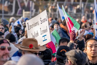 UJA (Birleşik Yahudi Temyiz Topluluğu) Rehineler İçin Dayanışma Yürüyüşü 12 Kasım 2023 'te Toronto' da parkı, dayanışma pankartlarının arka planına karşı kolektif empati odağı haline getirdi.