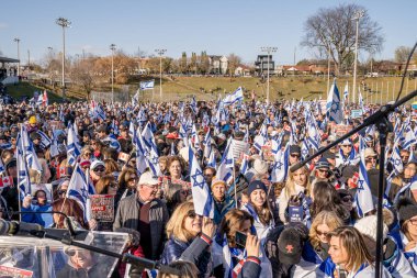 UJA (Birleşik Yahudi Temyiz Topluluğu) Rehineler İçin Dayanışma Yürüyüşü 12 Kasım 2023 'te Toronto' da parkı, dayanışma pankartlarının arka planına karşı kolektif empati odağı haline getirdi.