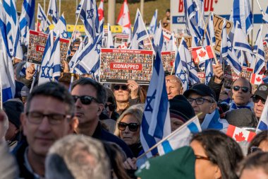 UJA (Birleşik Yahudi Temyiz Topluluğu) Rehineler İçin Dayanışma Yürüyüşü 12 Kasım 2023 'te Toronto' da parkı, dayanışma pankartlarının arka planına karşı kolektif empati odağı haline getirdi.