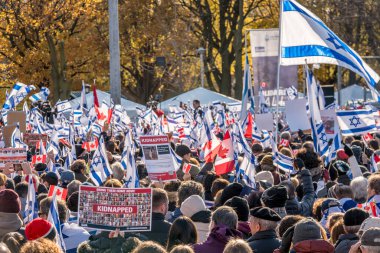 UJA (Birleşik Yahudi Temyiz Topluluğu) Rehineler İçin Dayanışma Yürüyüşü 12 Kasım 2023 'te Toronto' da parkı, dayanışma pankartlarının arka planına karşı kolektif empati odağı haline getirdi.