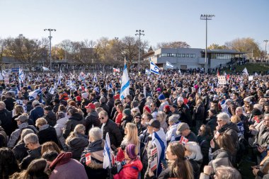 UJA (Birleşik Yahudi Temyiz Topluluğu) Rehineler İçin Dayanışma Yürüyüşü 12 Kasım 2023 'te Toronto' da parkı, dayanışma pankartlarının arka planına karşı kolektif empati odağı haline getirdi.