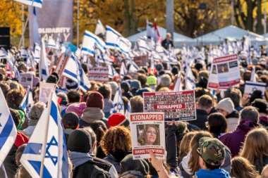 UJA (Birleşik Yahudi Temyiz Topluluğu) Rehineler İçin Dayanışma Yürüyüşü 12 Kasım 2023 'te Toronto' da parkı, dayanışma pankartlarının arka planına karşı kolektif empati odağı haline getirdi.