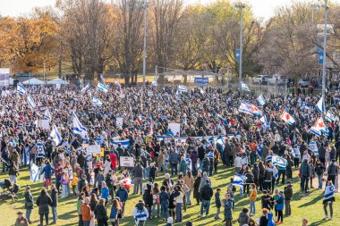 UJA (Birleşik Yahudi Temyiz Topluluğu) Rehineler İçin Dayanışma Yürüyüşü 12 Kasım 2023 'te Toronto' da parkı, dayanışma pankartlarının arka planına karşı kolektif empati odağı haline getirdi.
