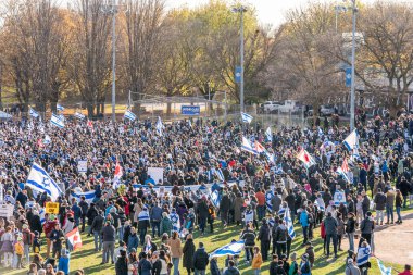 UJA (Birleşik Yahudi Temyiz Topluluğu) Rehineler İçin Dayanışma Yürüyüşü 12 Kasım 2023 'te Toronto' da parkı, dayanışma pankartlarının arka planına karşı kolektif empati odağı haline getirdi.