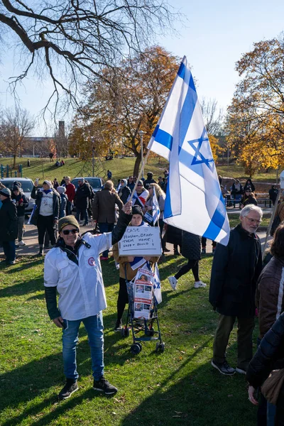 UJA (Birleşik Yahudi Temyiz Topluluğu) Rehineler İçin Dayanışma Yürüyüşü 12 Kasım 2023 'te Toronto' da parkı, dayanışma pankartlarının arka planına karşı kolektif empati odağı haline getirdi.