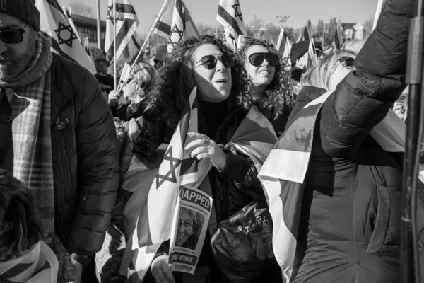 UJA (Birleşik Yahudi Temyiz Topluluğu) Rehineler İçin Dayanışma Yürüyüşü 12 Kasım 2023 'te Toronto' da parkı, dayanışma pankartlarının arka planına karşı kolektif empati odağı haline getirdi.