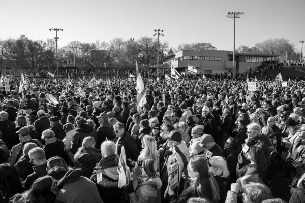 UJA (Birleşik Yahudi Temyiz Topluluğu) Rehineler İçin Dayanışma Yürüyüşü 12 Kasım 2023 'te Toronto' da parkı, dayanışma pankartlarının arka planına karşı kolektif empati odağı haline getirdi.