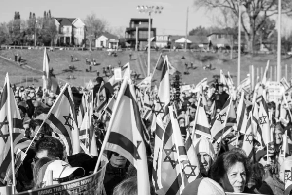 2023年11月12日 联合犹太呼吁 Uja 声援多伦多的人质组织在团结横幅的背景下 将该公园转变为集体同情的焦点 作为参与者 — 图库照片