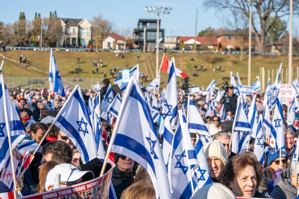 UJA (Birleşik Yahudi Temyiz Topluluğu) Rehineler İçin Dayanışma Yürüyüşü 12 Kasım 2023 'te Toronto' da parkı, dayanışma pankartlarının arka planına karşı kolektif empati odağı haline getirdi.