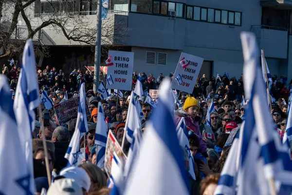 UJA (Birleşik Yahudi Temyiz Topluluğu) Rehineler İçin Dayanışma Yürüyüşü 12 Kasım 2023 'te Toronto' da parkı, dayanışma pankartlarının arka planına karşı kolektif empati odağı haline getirdi.