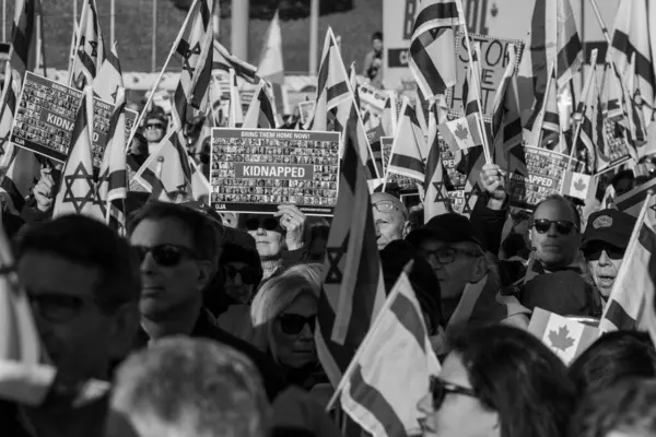 UJA (Birleşik Yahudi Temyiz Topluluğu) Rehineler İçin Dayanışma Yürüyüşü 12 Kasım 2023 'te Toronto' da parkı, dayanışma pankartlarının arka planına karşı kolektif empati odağı haline getirdi.