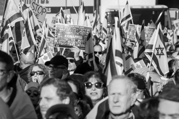 UJA (Birleşik Yahudi Temyiz Topluluğu) Rehineler İçin Dayanışma Yürüyüşü 12 Kasım 2023 'te Toronto' da parkı, dayanışma pankartlarının arka planına karşı kolektif empati odağı haline getirdi.