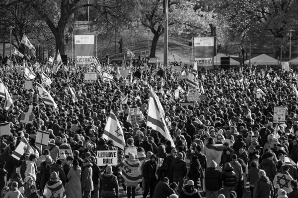 Митинг солидарности для заложников в Торонто 12 ноября 2023 года превратил парк в центр коллективного сочувствия, как участников, на фоне баннеров солидарности
